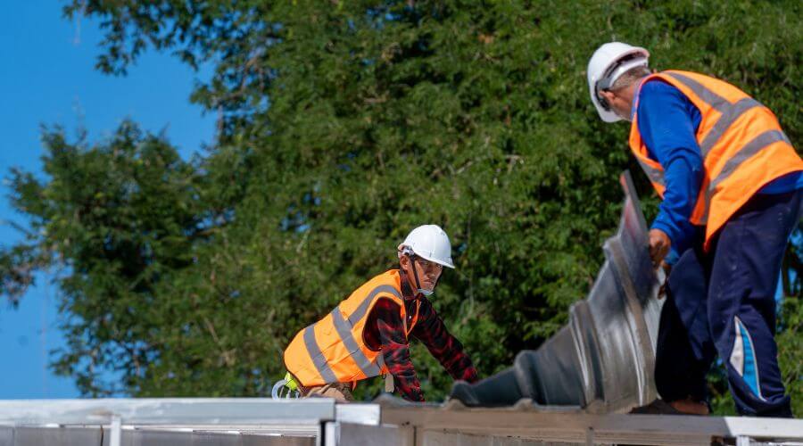 Professional gutter cleaning in Overgaard, AZ